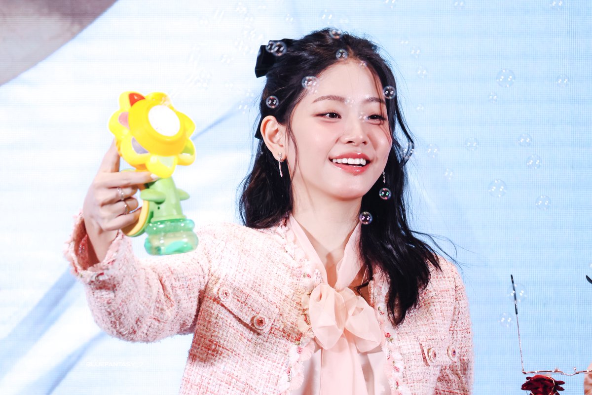 BlueFantasy_7's tweet photo. 250601 ShangHai

A year ago today, we met in Shanghai!!
I hope you can be this happy forever!!!🩷🥰🩷

@chungsubin47 

#정수빈 #ChungSubin https://t.co/RGrtmVzTVq
