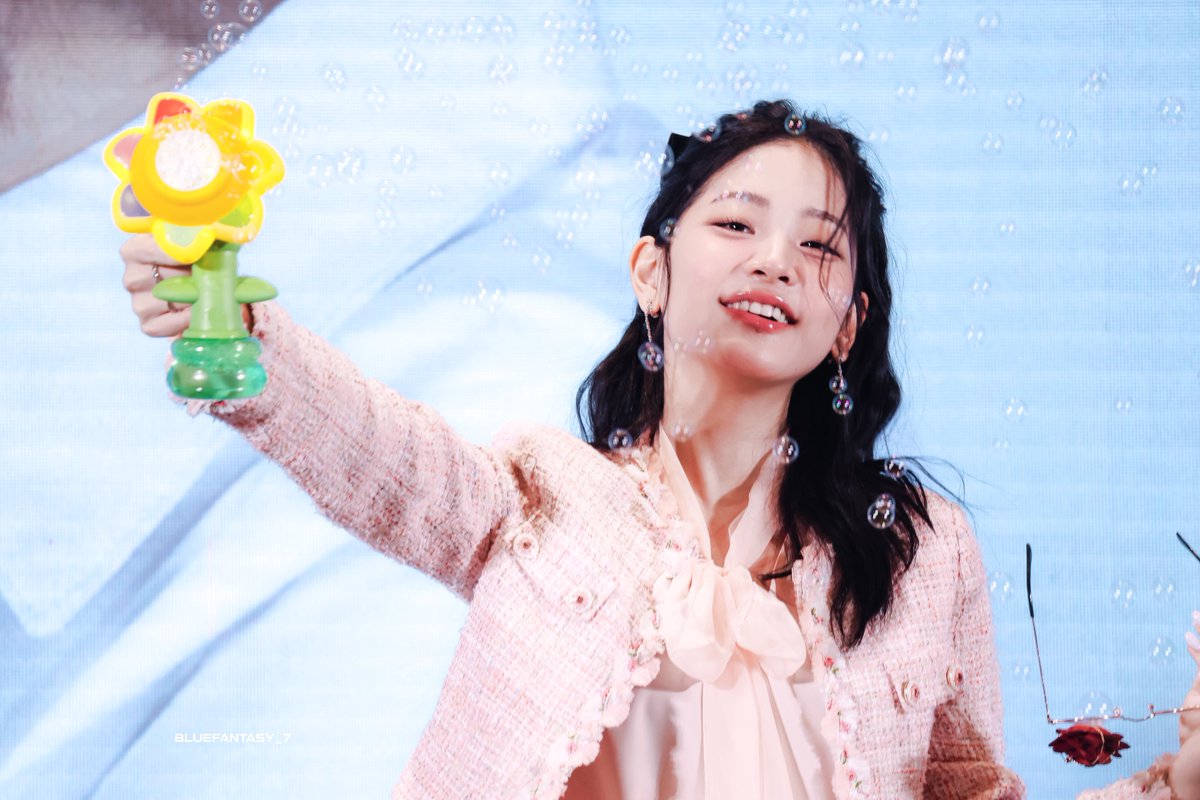 BlueFantasy_7's tweet photo. 250601 ShangHai

A year ago today, we met in Shanghai!!
I hope you can be this happy forever!!!🩷🥰🩷

@chungsubin47 

#정수빈 #ChungSubin https://t.co/RGrtmVzTVq