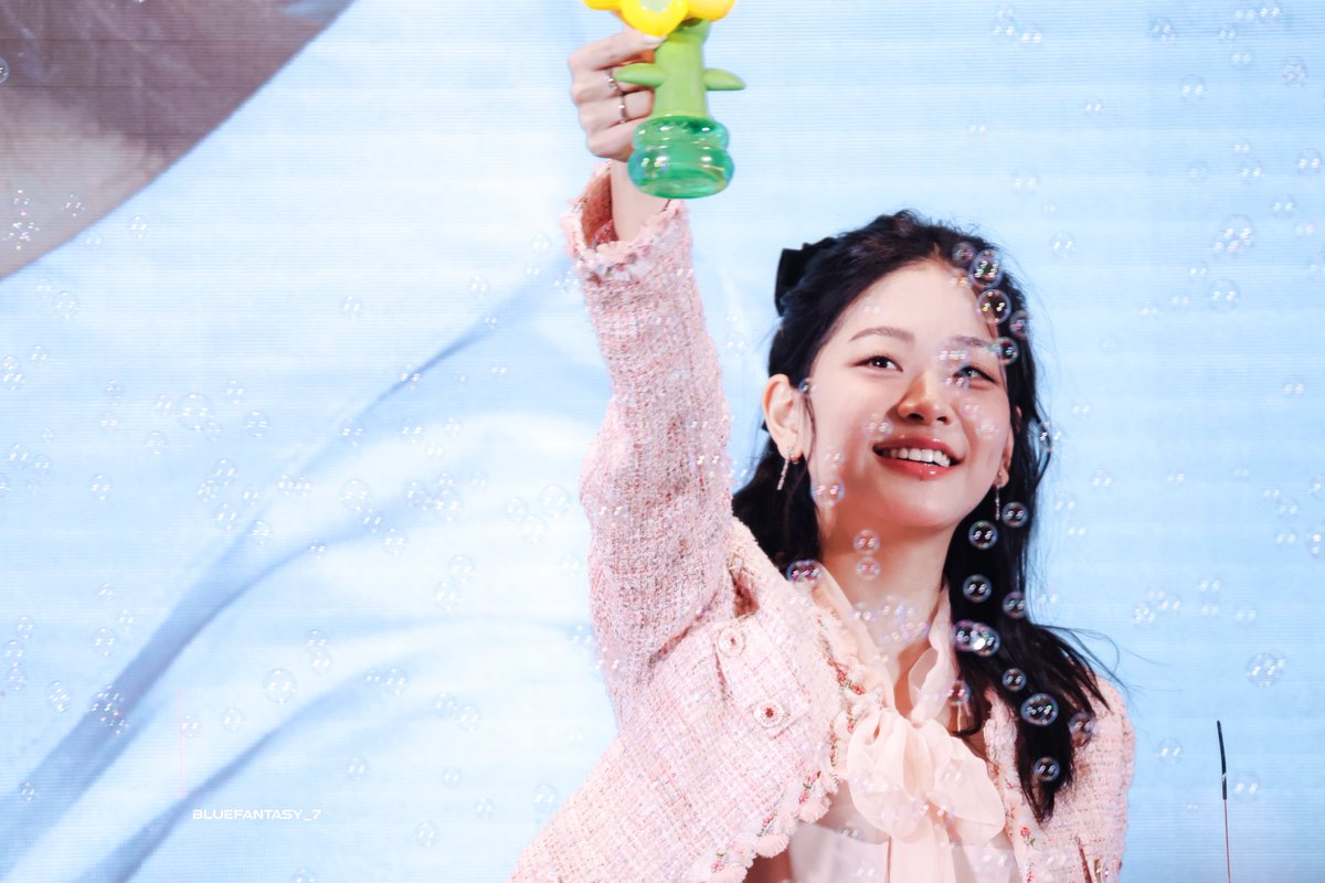 BlueFantasy_7's tweet photo. 250601 ShangHai

A year ago today, we met in Shanghai!!
I hope you can be this happy forever!!!🩷🥰🩷

@chungsubin47 

#정수빈 #ChungSubin https://t.co/RGrtmVzTVq