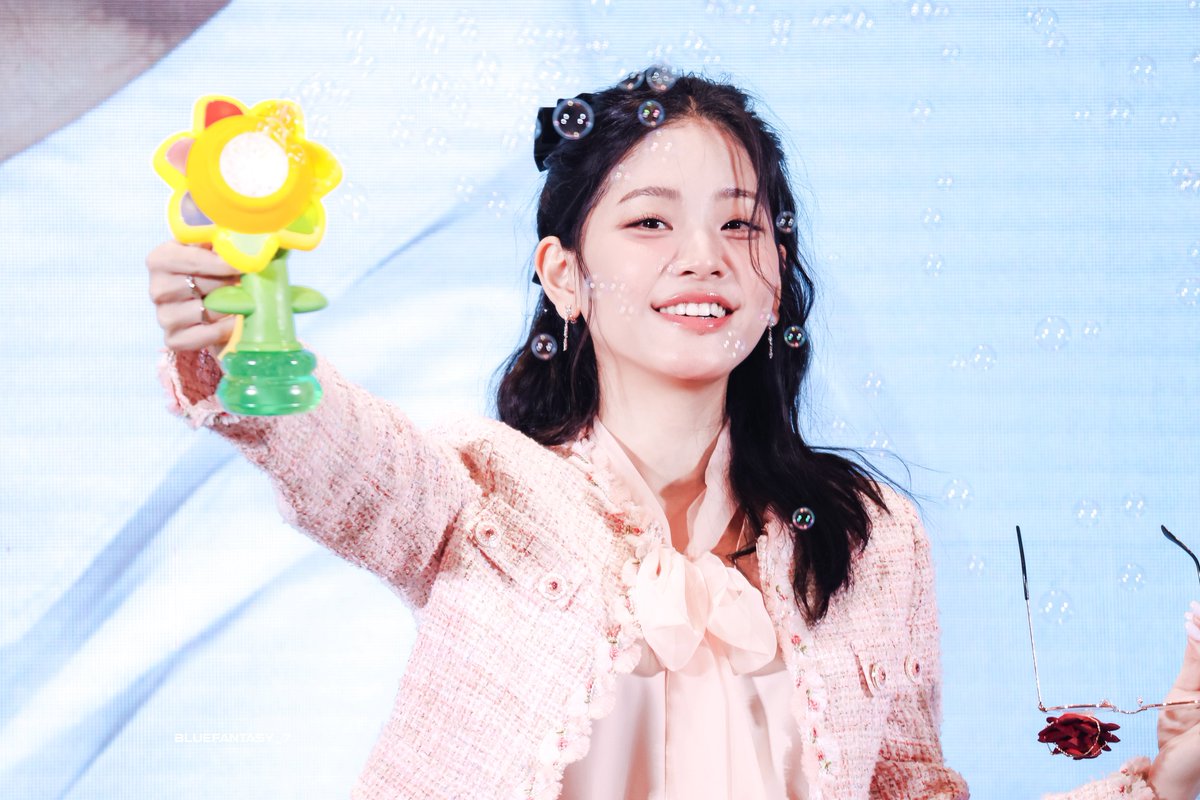 BlueFantasy_7's tweet photo. 250601 ShangHai

A year ago today, we met in Shanghai!!
I hope you can be this happy forever!!!🩷🥰🩷

@chungsubin47 

#정수빈 #ChungSubin https://t.co/RGrtmVzTVq
