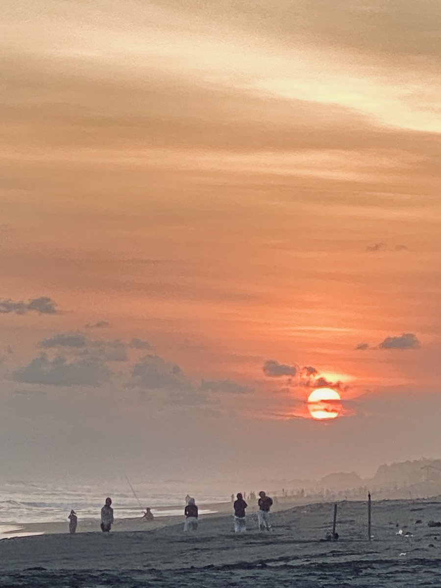 yahikoooo__'s tweet photo. menutup bulan mei dengan senja dan bulan purnama yang luar biasa✨ https://t.co/5zVOYmvgMj