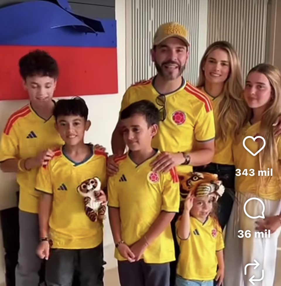 FernanMartinez's tweet photo. En pleno Mundial de Futbol , Abelardo de la Espriella se apodera de la camiseta de la Selección Colombla.

El 21 de junio, la ola amarilla acudirá a las urnas.

Smart move.-

🇨🇴 https://t.co/egw0ElH5F3