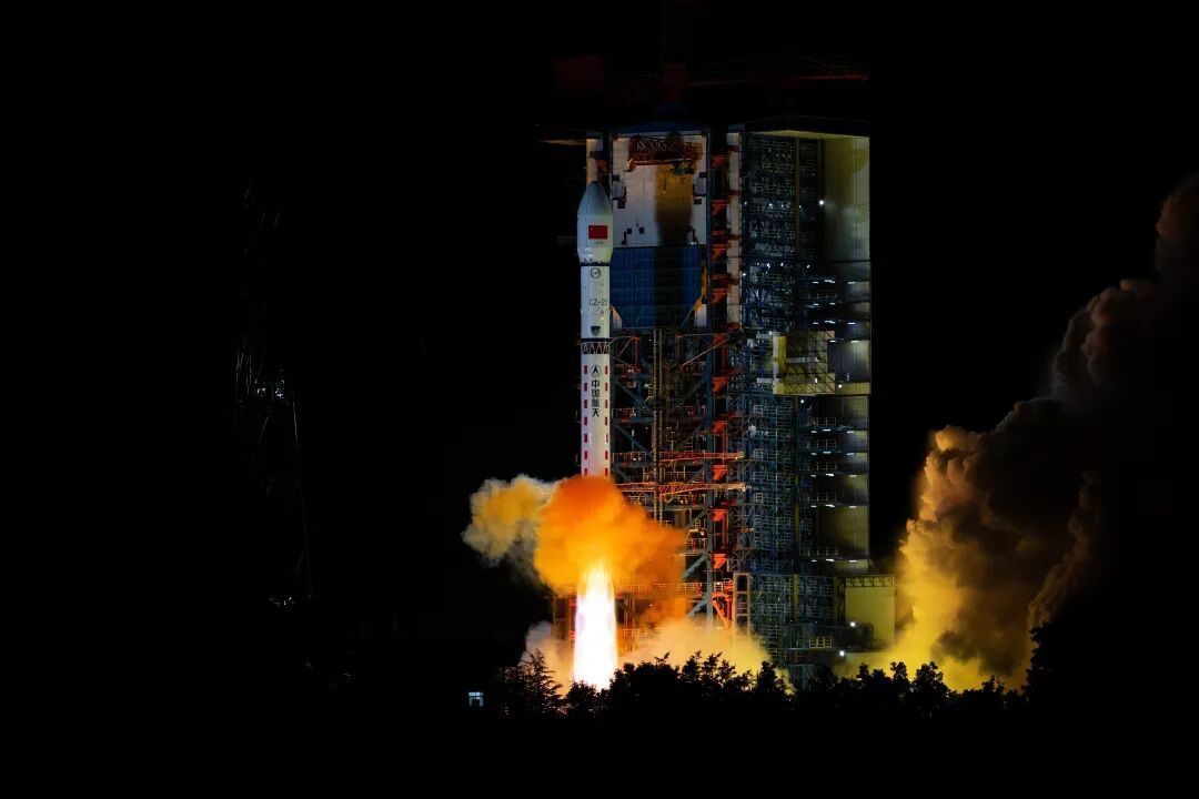 PDChinese's tweet photo. 【中國成功發射衛星互聯網技術試驗衛星】5月31日02時07分，中國在西昌衛星發射中心使用長征二號丁運載火箭，將衛星互聯網技術試驗衛星發射升空，衛星順利進入預定軌道，發射任務取得成功。該衛星主要用於開展手機寬帶直連衛星、天地網絡融合等技術試驗驗證。這次任務是長征系列運載火箭的第646次飛行。 https://t.co/lbLSz1Z7Wm