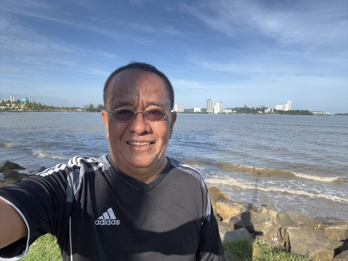 msaid_didu's tweet photo. #TetapBugar.

Alhamdulillah, joging tipis-tipis pagi ini di Teluk Likas, Kota Kinabalu sejauh 7,1 Km, kecepatan 6,1 Km per jam.

Sudah 3 hari di Malaysia blm ketemu MRC hahaha https://t.co/HO883njuCQ
