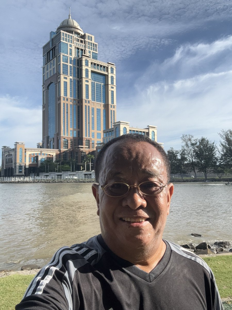 msaid_didu's tweet photo. #TetapBugar.

Alhamdulillah, joging tipis-tipis pagi ini di Teluk Likas, Kota Kinabalu sejauh 7,1 Km, kecepatan 6,1 Km per jam.

Sudah 3 hari di Malaysia blm ketemu MRC hahaha https://t.co/HO883njuCQ