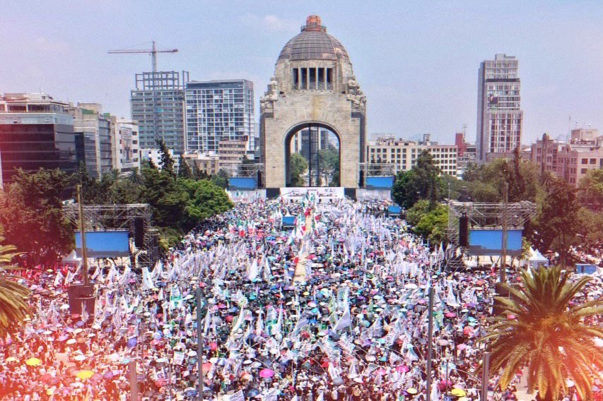arlinmedrano_'s tweet photo. Desde la Ciudad de México, Caracas, La Habana, Bogotá y São Paulo, la patria se defiende. Que se escuche fuerte en Washington: América Latina no pide permiso para existir ni para decidir su destino.

Decidí asistir hoy porque entiendo que ningún pueblo construye su futuro bajo tutela ajena. 

#ClaudiaDaResultados