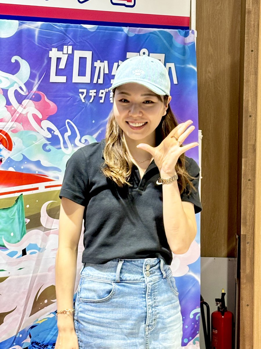 daif8098's tweet photo. トークショーで大山千広さんに
縁起が良いと噂のポーズを
お願いしました☆

7年前の女子王座を優勝したちーちゃんを見て久々に(20年振り)ボートをやろうと思ったきっかけの選手

好きな色はオレンジだそうです

ありがとうございました♪

#大山千広
#めちゃくちゃかわいい
#イタンジェポーズ
#ITJP https://t.co/7pRhwp5li9