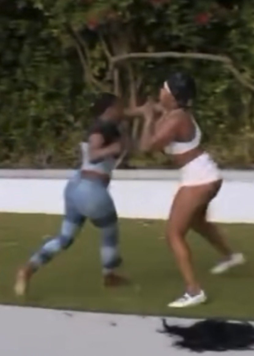 Mccandyland's tweet photo. Ivori beat dolly ass lmfaooo #BaddiesUSAChapterTWO #baddiesUSA https://t.co/4PVm2PTP1t