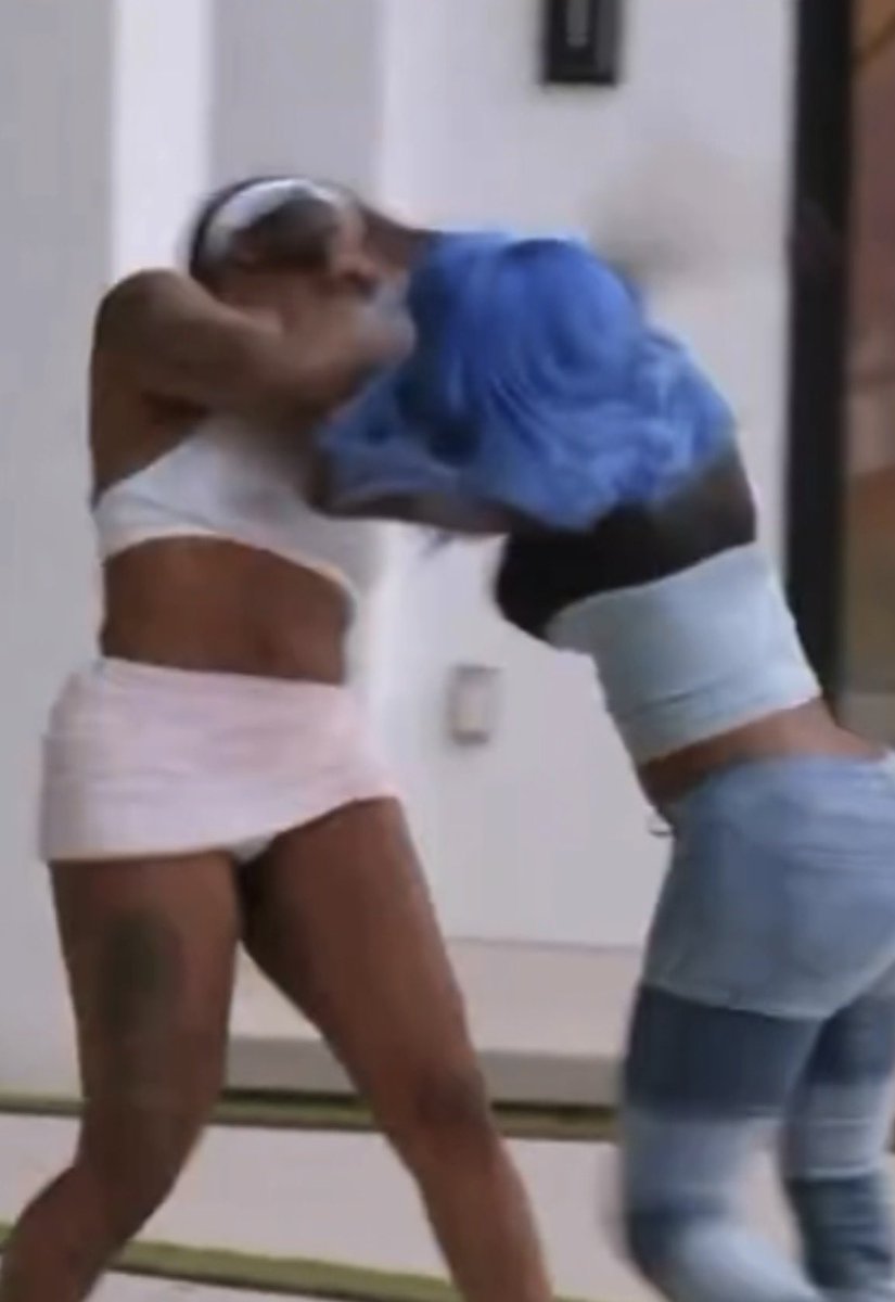 Mccandyland's tweet photo. Ivori beat dolly ass lmfaooo #BaddiesUSAChapterTWO #baddiesUSA https://t.co/4PVm2PTP1t
