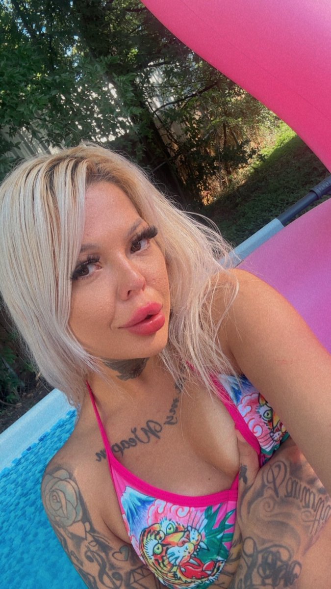 PrincessssKhloe's tweet photo. Poolside, sun-kissed, and causing a little trouble 💦😏 https://t.co/5aJmXTThOn