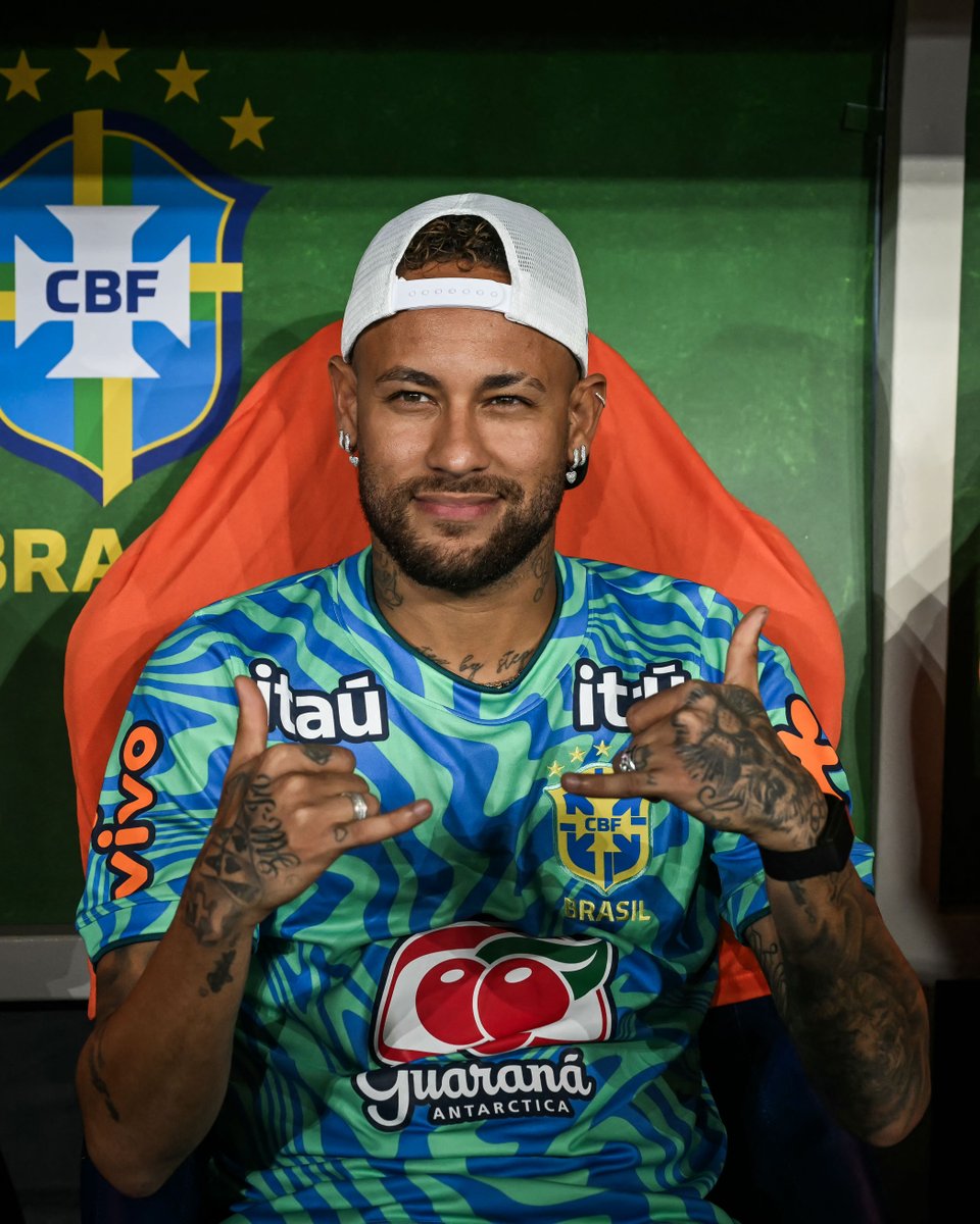 brfootball's tweet photo. It's good to see Neymar back and smiling with Brazil 😄🤙 https://t.co/2oRm2NkrOc