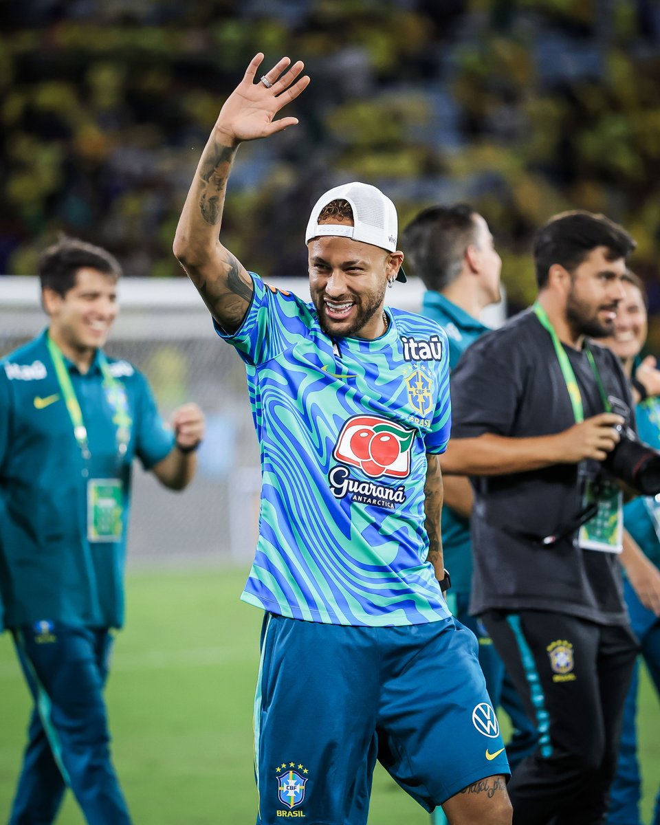 brfootball's tweet photo. It's good to see Neymar back and smiling with Brazil 😄🤙 https://t.co/2oRm2NkrOc