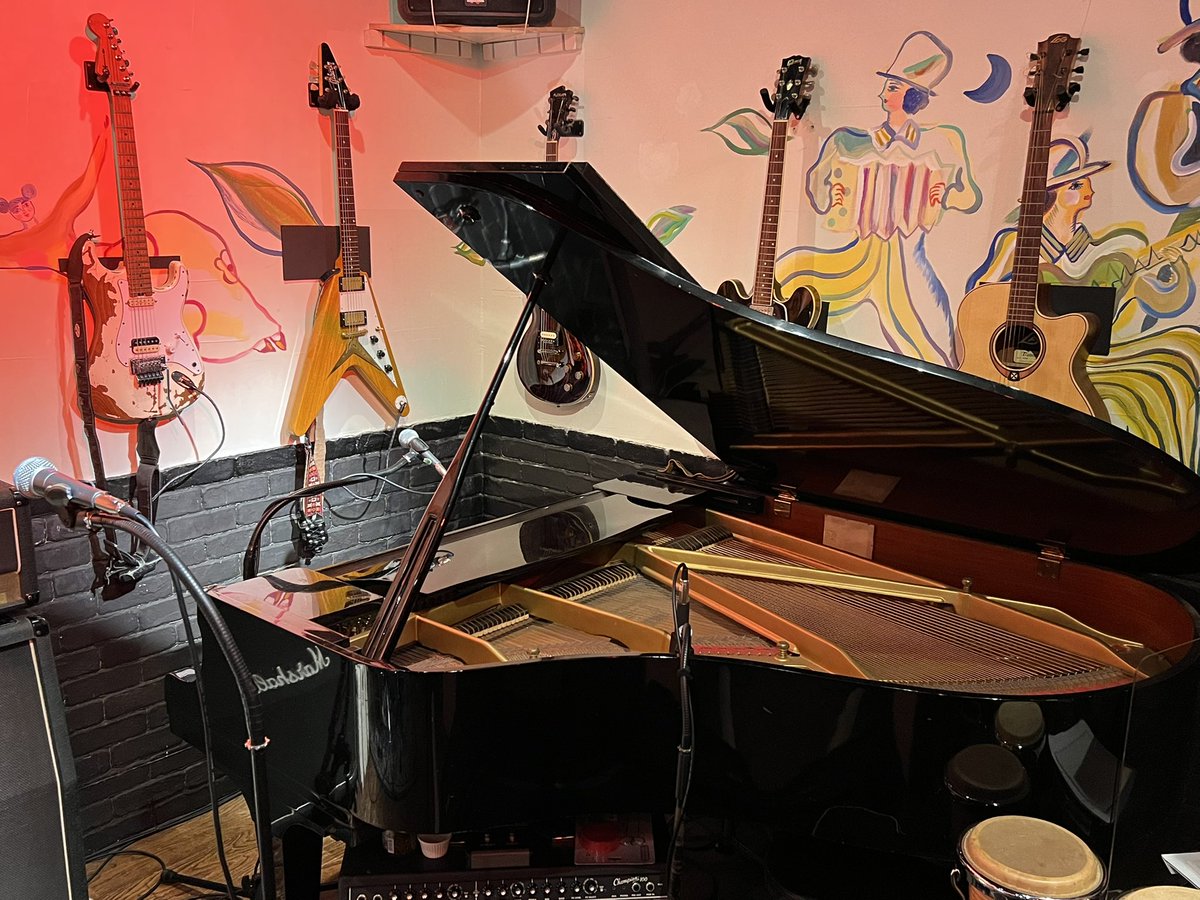 _LiveBarStory_'s tweet photo. 今週の予定(17時〜23時)

6/1(月)オープンマイク
6/2(火)オープンマイク
6/3(水)オープンマイク
6/4(木)オープンマイク
6/5(金)オープンマイク
6/6(土)【StoryLive】 〜Strings〜
6/7(日)オープンマイク

２曲まわしで何度でも。
ジャンルの縛りはありません。
皆様のご来店をお待ちしております。 https://t.co/SPdmdFOgAr