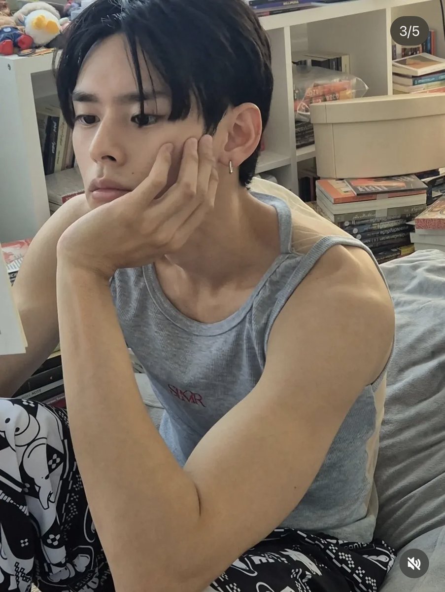Ppraew_ps's tweet photo. แค่นั่งอ่านหนังสือก็พอแก

#NAY_PERSES https://t.co/dxgpyt2KiK