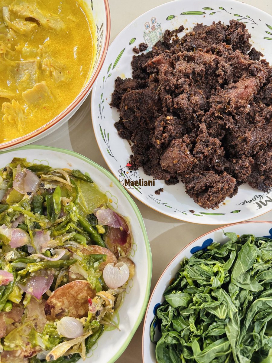 Maeliani07's tweet photo. Aku buka warung padang ala aku guys.
Karena hari ini tanggal merah jadi masih masuk #WeekendDaging yaaa π€£π«Άπ»π«Άπ»
Ada rendang
gulai cubadak
telor dadar
jengkol teri cabe ijo
Daun singkong rebus dan timun
Plus kerupuk jangek πΌ
Yang mau mampir boleh sini antri yaaa π«Άπ»π«Άπ»
Besok ganti menu lain, nggak daging dulu π