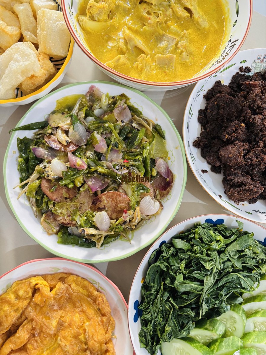 Maeliani07's tweet photo. Aku buka warung padang ala aku guys.
Karena hari ini tanggal merah jadi masih masuk #WeekendDaging yaaa π€£π«Άπ»π«Άπ»
Ada rendang
gulai cubadak
telor dadar
jengkol teri cabe ijo
Daun singkong rebus dan timun
Plus kerupuk jangek πΌ
Yang mau mampir boleh sini antri yaaa π«Άπ»π«Άπ»
Besok ganti menu lain, nggak daging dulu π