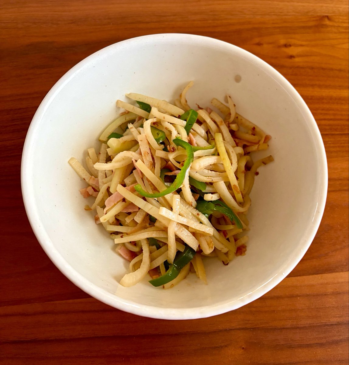 ga_fcu's tweet photo. #おうちごはん 
昨日の晩ご飯
豚テキ
ポテサラ
ナス揚げ浸し厚揚げ入り
大根の皮きんぴら
大量作り置きだよ。

昨日は完全に涙腺崩壊でした。娘→嵐。嵐ってステキだよ。ところで涙腺って一度緩むとずっと緩むんだね。。お年頃のせい？泣きすぎて痩せたということがあったら嬉しい。（思考もおかしい） https://t.co/0RYJrZKC0i