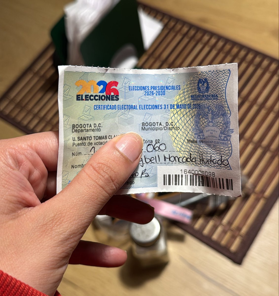 FlashingBell's tweet photo. Bueno, entre otras cosas menos tensas, hablemos del papel del certificado electoral. Está bien bonito, como de colección. 
(Todavía estoy llorando) https://t.co/4WWJb7zwh5