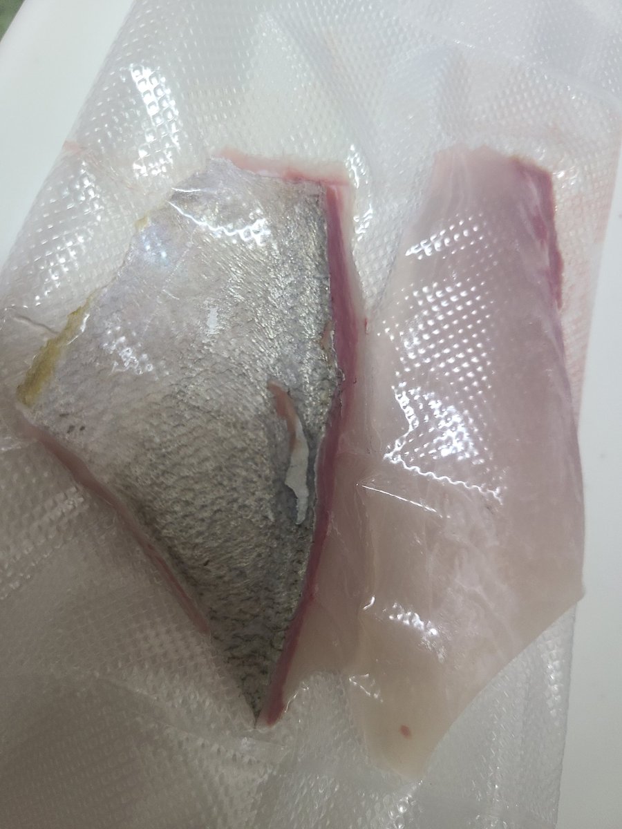 pokkunzero's tweet photo. 創立記念日で今日はおやすみ
いやー、祝日のない６月にうれしい

実家の母の顔を見に
おっ、紫陽花やってるのね

昨日のランチ会で残った食材の魚たち
自慢の真空パックにしたので参加できなかった同僚にプレゼントしよ

さ、捌きつづけよう https://t.co/mXYEsliIUP