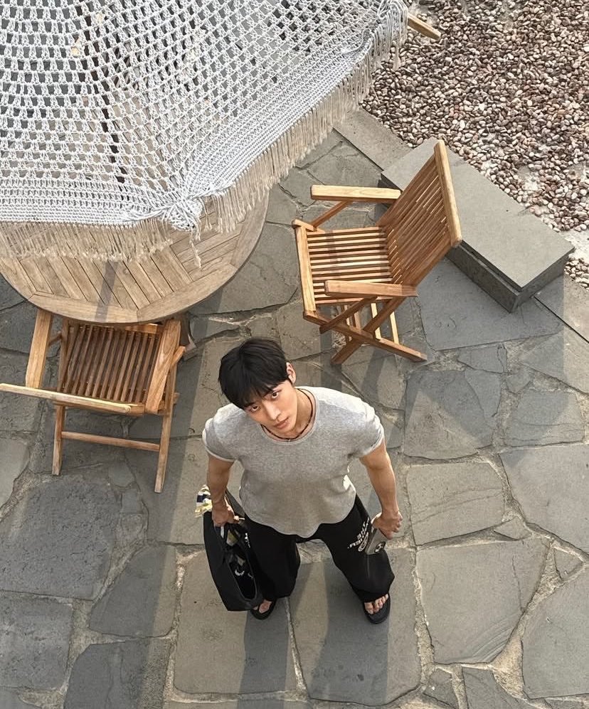 kdrama_menfess's tweet photo. •kdm• pertama kali lihat foto ini kayak karakter manhwa 😭 https://t.co/N3w8wYjUuC