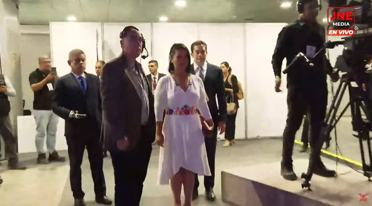 cviguria's tweet photo. Con Fujimori llegaron nuevas figuras: Giuliana Loza, exabogado y amix de Fujimori. Jean Ferrari expresidente de la U y militante de Avanza país. 
Asimismo, ingresró con el equipo fujimorista Rafael Belaunde, excandidato de Libertad Popular, que fundó con Cateriano. https://t.co/GRVtIhHAEz