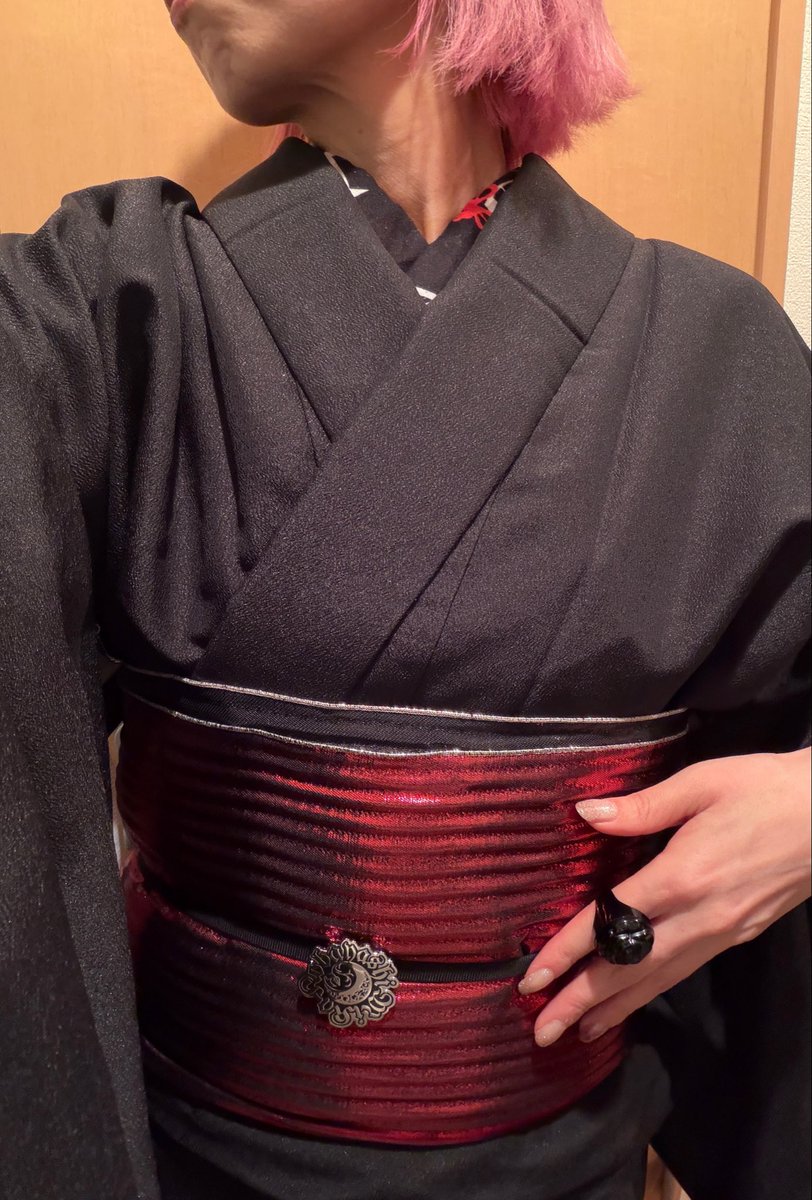 koUko_elmk's tweet photo. 未郁様にピンバッジのこと言われて｢そうなんです帯留めに加工しました｣と報告
自分から言うつもりが忘れてたのに気付いていただけた♥
irocaさんのオーロラちゃんも昨日初めて外へ履いて行きました
おろすなら今日でしょってずっと思ってたから雨じゃなくて良かった( ˊᵕˋ* ) https://t.co/87Ruh6Sapa