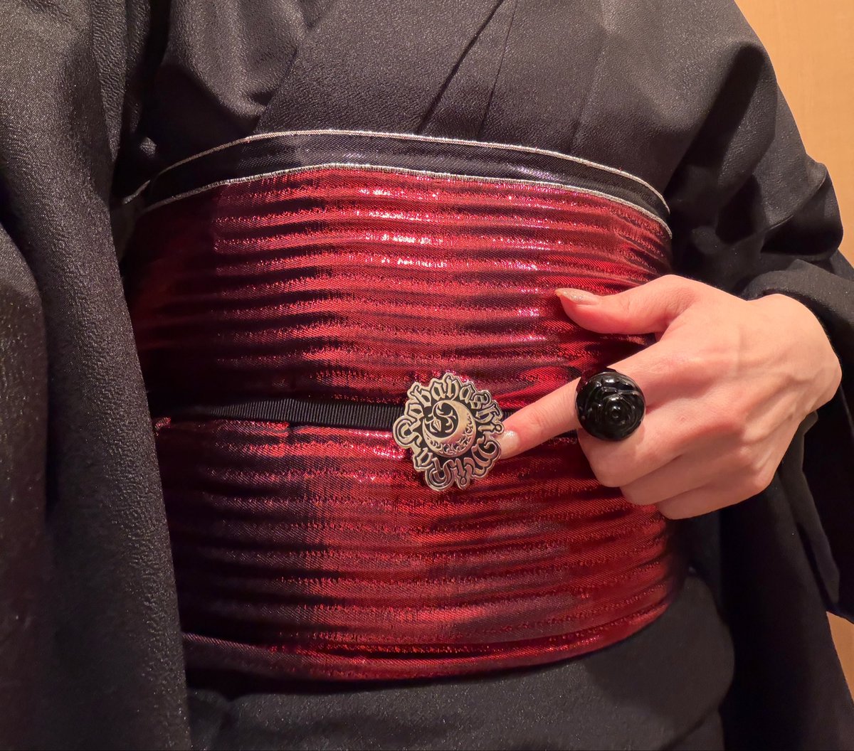 koUko_elmk's tweet photo. 未郁様にピンバッジのこと言われて｢そうなんです帯留めに加工しました｣と報告
自分から言うつもりが忘れてたのに気付いていただけた♥
irocaさんのオーロラちゃんも昨日初めて外へ履いて行きました
おろすなら今日でしょってずっと思ってたから雨じゃなくて良かった( ˊᵕˋ* ) https://t.co/87Ruh6Sapa