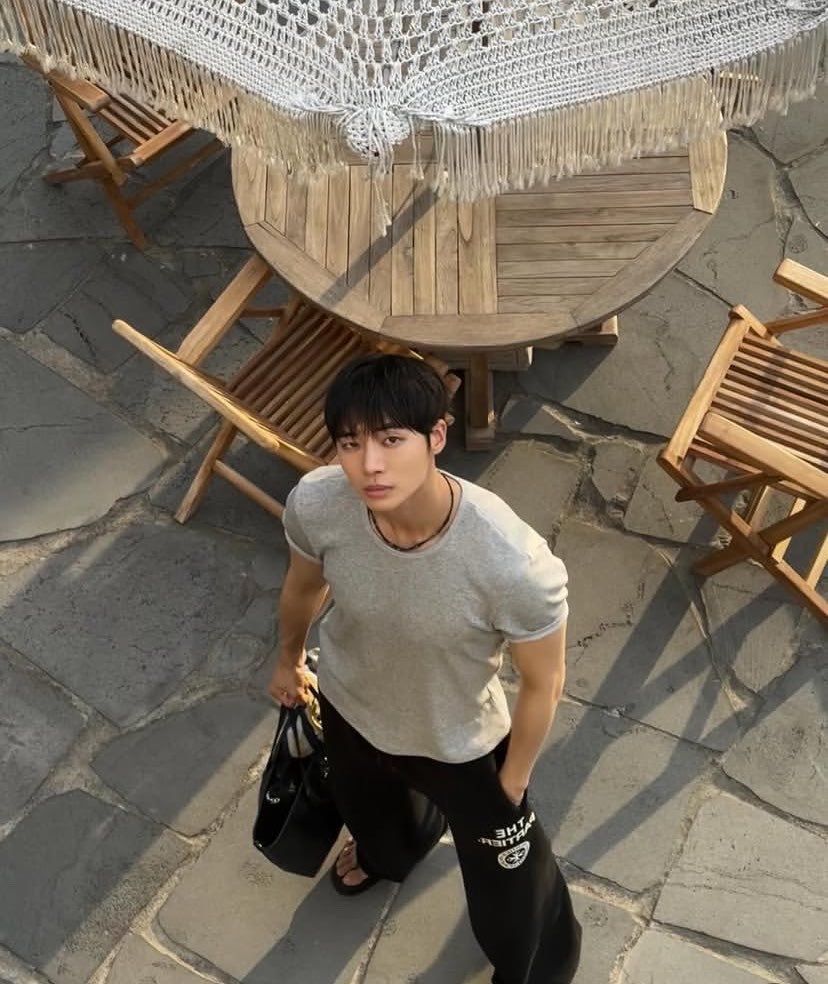 kdrama_menfess's tweet photo. •kdm• pertama kali lihat foto ini kayak karakter manhwa 😭 https://t.co/N3w8wYjUuC