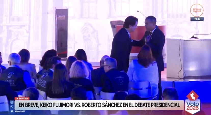 vinelliU's tweet photo. El embajador de Estados Unidos @BernieNavarro7 en la primera fila para presenciar el #DebatePeru entre Keiko Fujimori y Roberto Sánchez. https://t.co/7ZpMHKTxe5