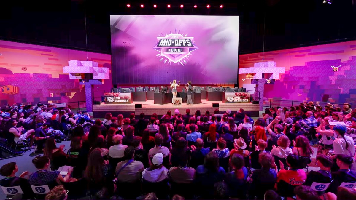 BudgieIllus's tweet photo. A bit late but it was so so cool to have the opportunity to  work on the stream graphics for Midoffs LIVE and see it on the big screen :) Genuinely such a fun and surreal weekend overall, shoutout MCSR &amp; Tubbo + team 🫶 https://t.co/0jhu6TawHc