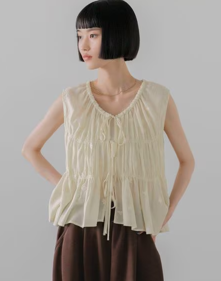 LOWRYSTWIT's tweet photo. ✨NEW ARRIVAL✨
大人気のヨウリュウシシュウブラウスに、 待望のノースリーブが登場しました！👏💕
衿フリルとシャーリングで1枚でパッと着映えします✨
デニムやシンプルパンツと合わせるだけで 今年らしい大人フェミニンコーデの完成です👖
🔗https://t.co/3VlyQikBVv https://t.co/vx7szWQ7no