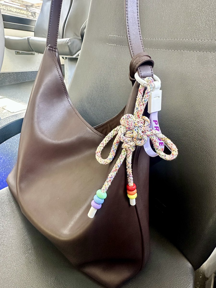 QuincePocari's tweet photo. 퀴퍼 슬로건이 ‘교집합’이라니? 교집합@intersectionYnI 이 빠질 수 없지! 하며 빨리 뭐라도 해보라며 대표님을 박박 긁었슨.. 밴드 끼울 수 있는 파츠도 그렇구 키링 진짜 예쁘고 고퀄이니까 많이많이 사랑해주라 친구들아🌈 https://t.co/ASGnn58pOp