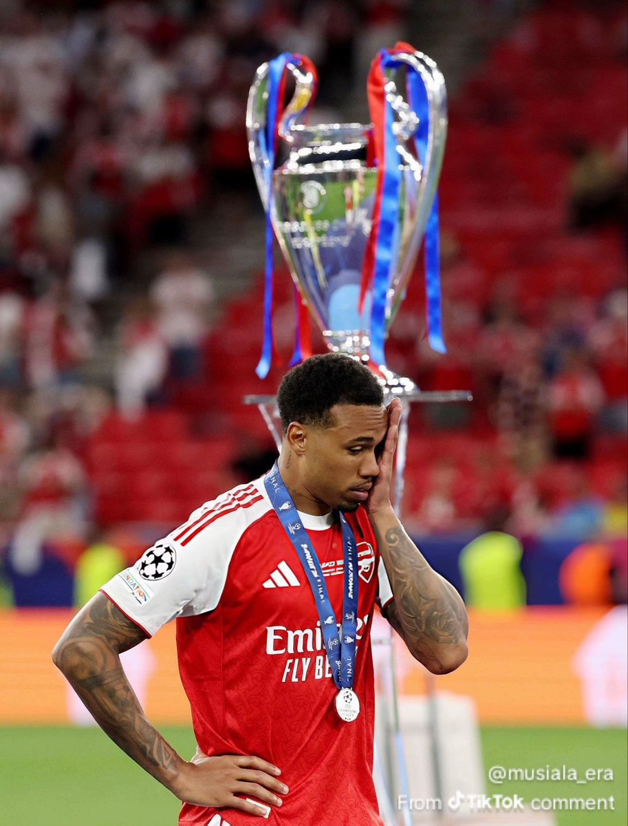 gitriv's tweet photo. jujur mental gabriel kuat banget sih abis gagal penalty penentu momen paling bersejarah, besoknya masih bisa happy happy diatas bus. 

kayaknya kalau itu gua, masih merenung gua di dalem kamar gamau ikut kemana mana https://t.co/sjOFNuZdSo