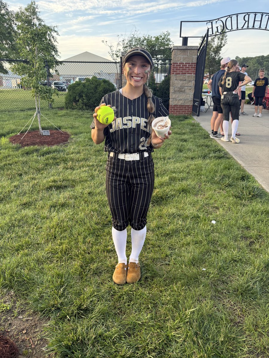BriannaBarrix's tweet photo. Came up short in the Sectional Championship game. So proud of my team! 🖤💛 
Junior year Batting stats:
AVG: .488
OBP: .594
HR: 10
Bring on Summer! 💪🏽
#BriannaBarrix2027 @StarsNatGA @GAStarsGeorgia @starsnationalfp https://t.co/CbF33SABg3