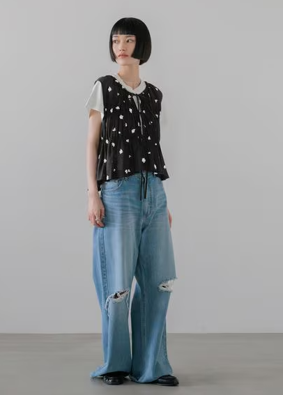 LOWRYSTWIT's tweet photo. ✨NEW ARRIVAL✨
大人気のヨウリュウシシュウブラウスに、 待望のノースリーブが登場しました！👏💕
衿フリルとシャーリングで1枚でパッと着映えします✨
デニムやシンプルパンツと合わせるだけで 今年らしい大人フェミニンコーデの完成です👖
🔗https://t.co/3VlyQikBVv https://t.co/vx7szWQ7no