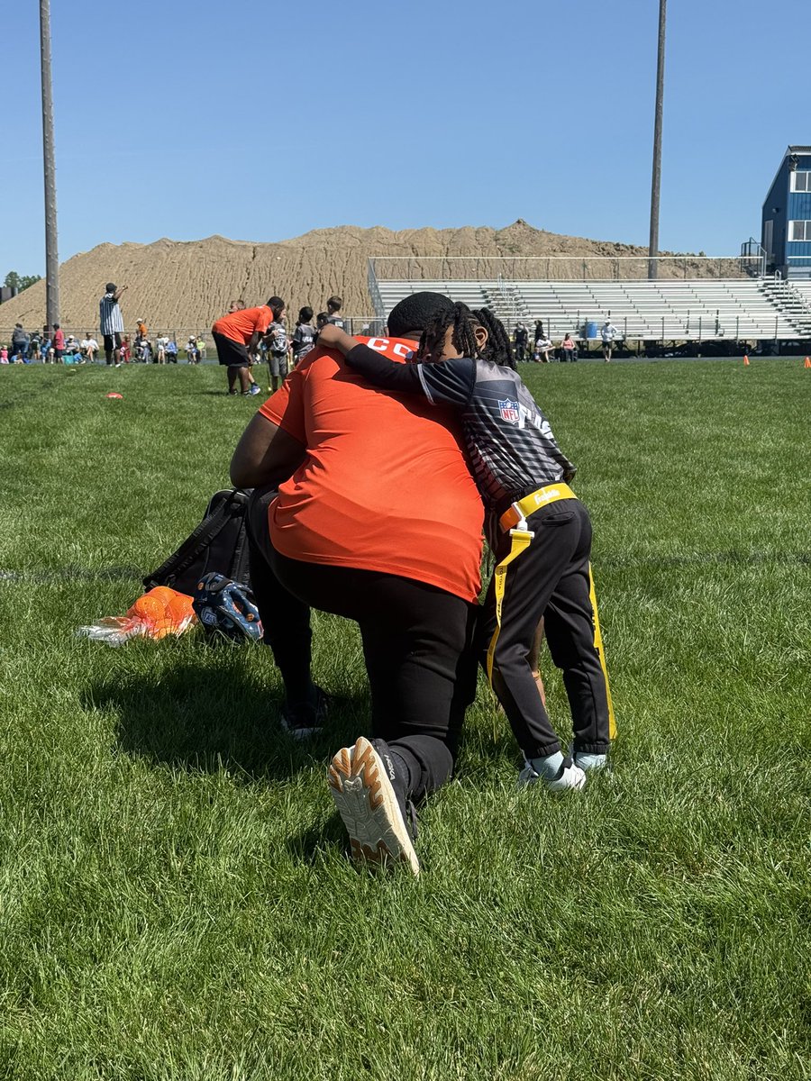 SouthsideQue's tweet photo. My son consoling me talking bout “it’s ok daddy “after he ran for negative 200 yards this season 😒❤️ https://t.co/fYHJX5JNDc