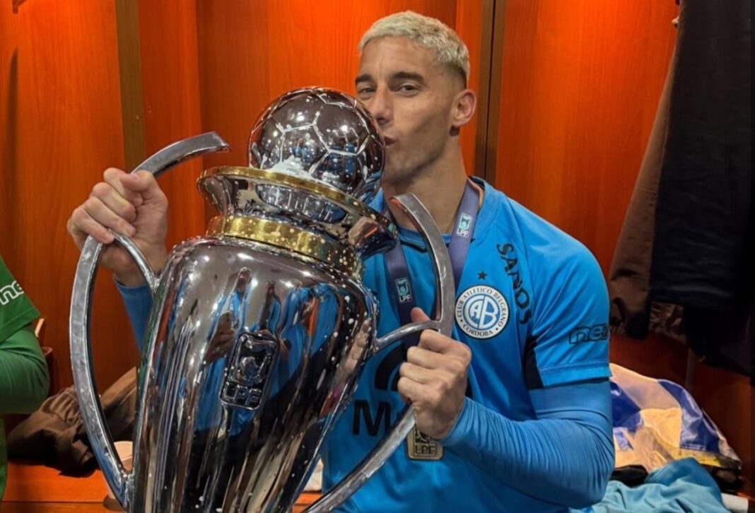 davidpaszucki's tweet photo. #Belgrano | Sujetos no identificados ingresaron a la casa de Leo Morales mientras se ausentaba de su domicilio, entre los objetos que robaron está la medalla de campeón del Torneo Apertura. https://t.co/f82Zek88sK