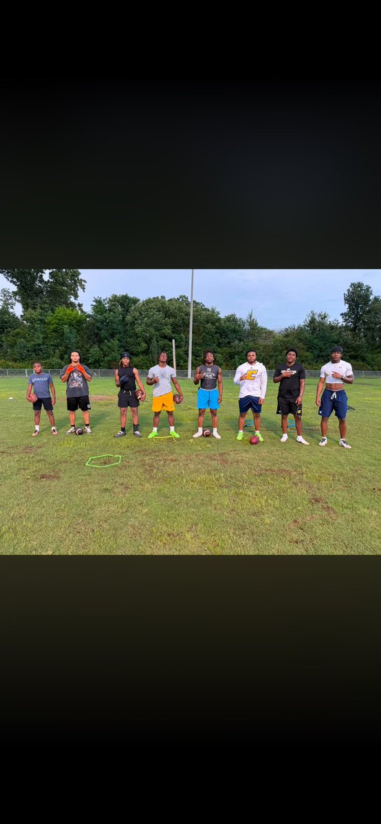 BJones77287's tweet photo. Felt good getting back into the lab tonight with some Elite RB’s had Boyd Buchanan RB three UTC RB’s &amp; a Army commit wanna be elite gotta train with the elite https://t.co/Xzcp3IlfH5