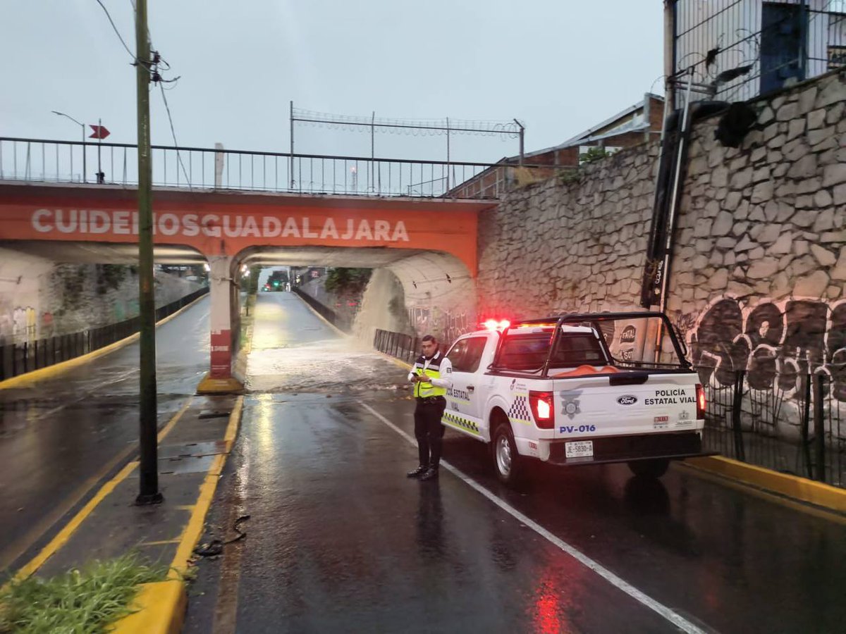 Informe24GDL's tweet photo. Toma rutas alternas ya que reporta @PCYBOMGDL ⚠️se registra acumulación de agua de unos 40 cm en paso a desnivel de Av. 8 de Julio y Washington.
Se recomienda el paso únicamente a vehículos altos. En la zona se encuentra de Policía Vial brindando apoyo.
🌧️🚧 https://t.co/4BoET9VWhs