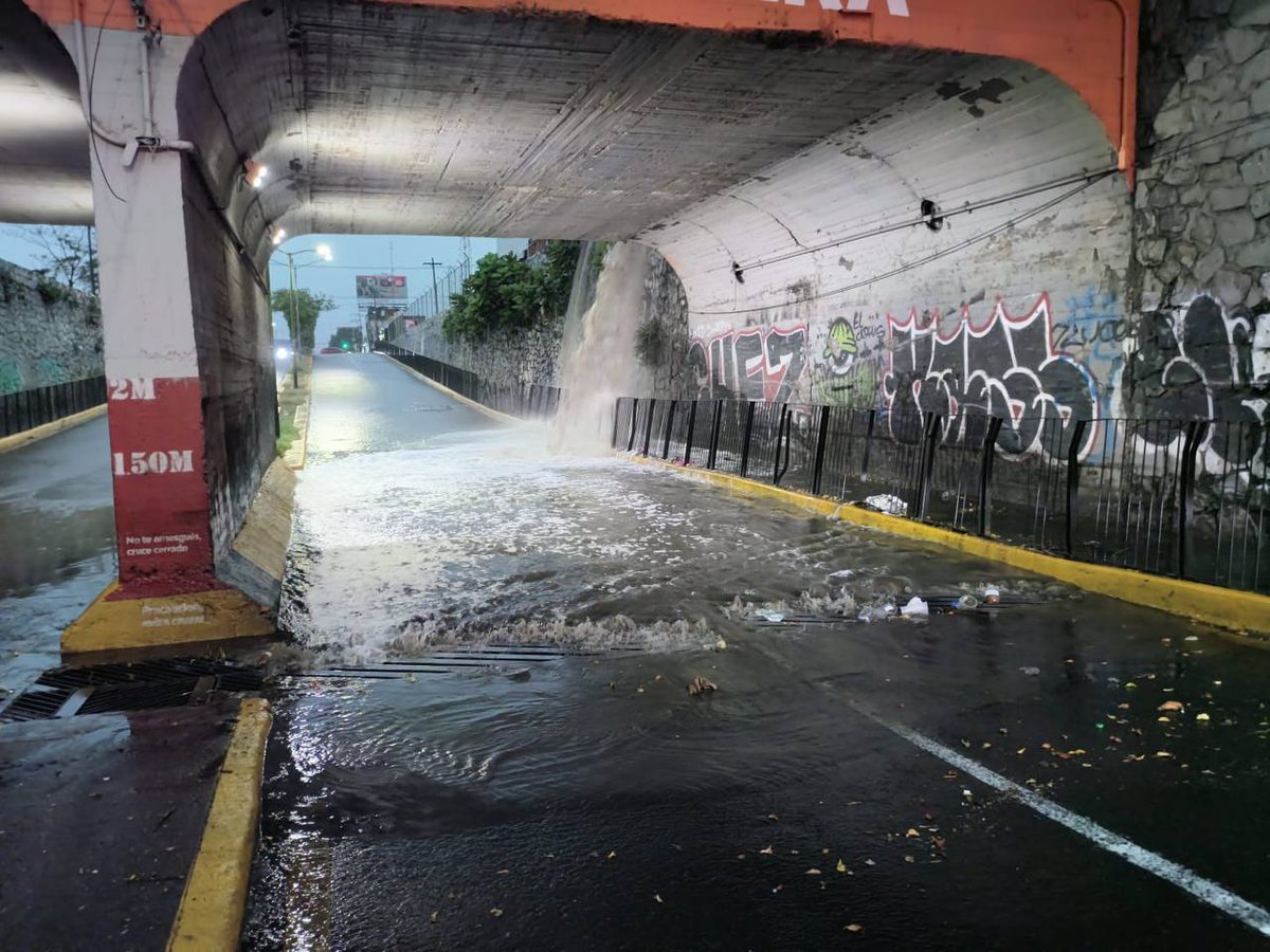 Informe24GDL's tweet photo. Toma rutas alternas ya que reporta @PCYBOMGDL ⚠️se registra acumulación de agua de unos 40 cm en paso a desnivel de Av. 8 de Julio y Washington.
Se recomienda el paso únicamente a vehículos altos. En la zona se encuentra de Policía Vial brindando apoyo.
🌧️🚧 https://t.co/4BoET9VWhs