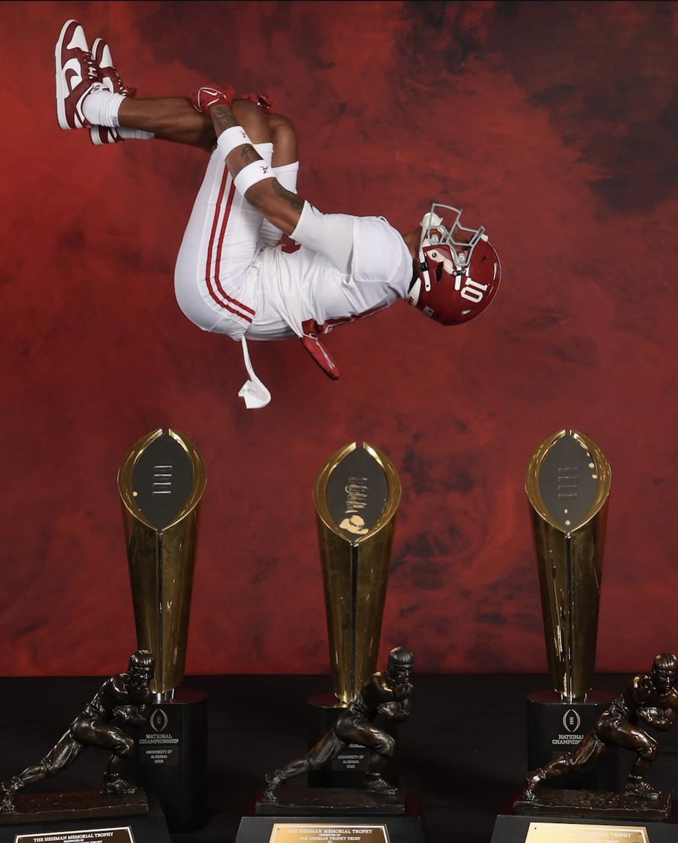 CSmithMedia's tweet photo. Brentwood Acad. (TN) ‘27 LB Kenneth Simon II on his OV to @AlabamaFTBL.

The 6’3, 210lb linebacker is one of the nation’s top players in the 2027 class.

Simon II committed to #Alabama on May 11. https://t.co/7eFd5HZpQq