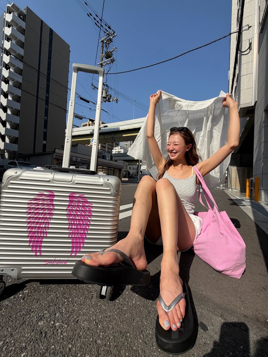 ac_fje's tweet photo. 顔やスタイルは綺麗なのに足がすごく臭いそうな人たち見ると萌える

#足裏 https://t.co/hY9zVJpPHn