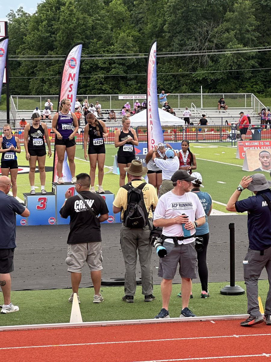 KeeleighHankins's tweet photo. What a track season!! So proud of my track team finishing 1st in state for the second time in a row! I finished 6th in the state in the javelin. Thank you so much to my amazing track coaches! Can’t wait for next year! 🫶🏼 @fhstigerss92328 @08MObombers @LineDsoftball @DiamondAddicts @ExtraInningSB @CoastRecruitsSB @MetroSportsSTL @STLhssports @TOP_D1RECRUITS