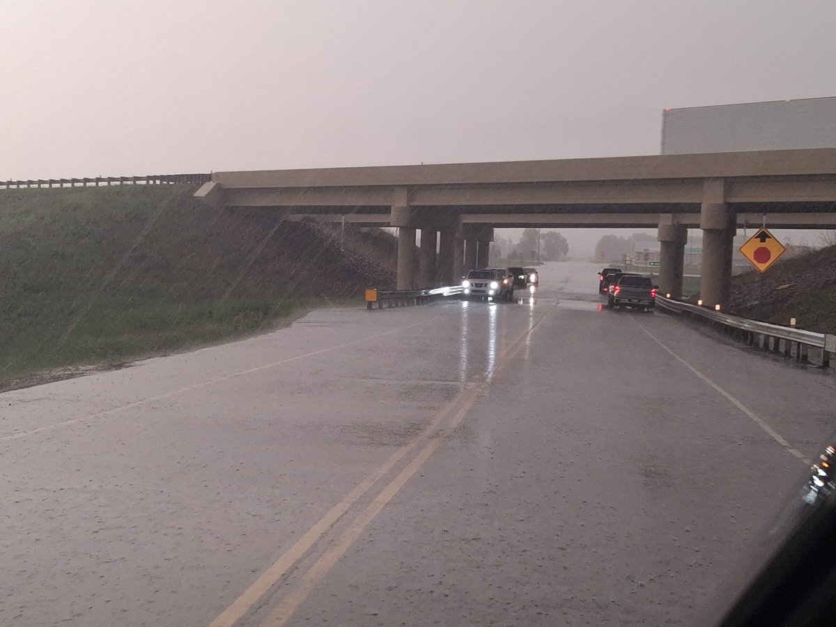 JustinFrantzen8's tweet photo. Humboldt SD!! Parking underneath the overpass @MaxVelocityWX https://t.co/An7PtF7SdH