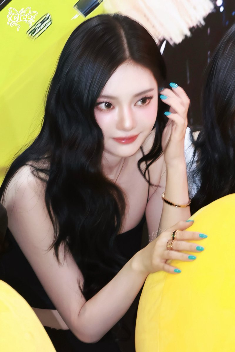 C1ee_Ning1023's tweet photo. 260531 Pop-up store😋

#닝닝 #에스파 #宁宁 #宁艺卓 
#aespa #NINGNING #ニンニン https://t.co/6FZnyOYKOE