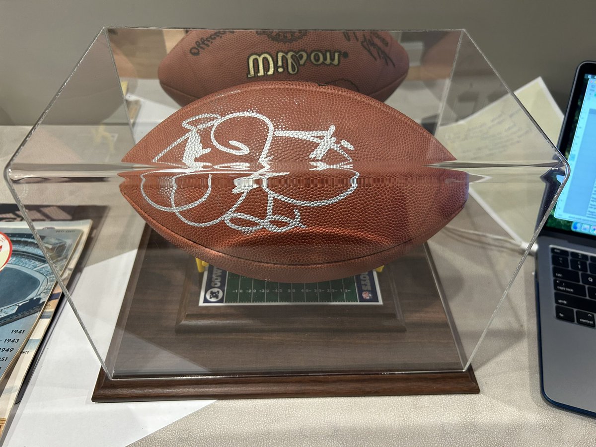cardguymike1's tweet photo. CGMStackSale ($1 pwe $6 bmwt $10 big items)

All RT, Tags, Takes  and offers appreciated 

emmit smith signed football $350 https://t.co/3aRnmDqLss