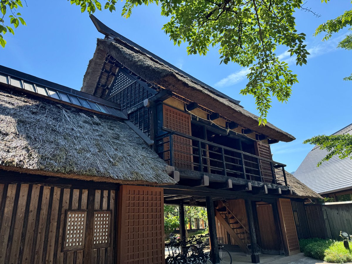yutorian's tweet photo. 今日から6月、スタートです。
今月もよろしくお願いします☀️ 

茅葺き屋根の古民家、水鏡の田んぼ—— 夏の気配がどんどん近づいてきています。

#日本の原風景 #夏が来る https://t.co/TORnqCFIrj