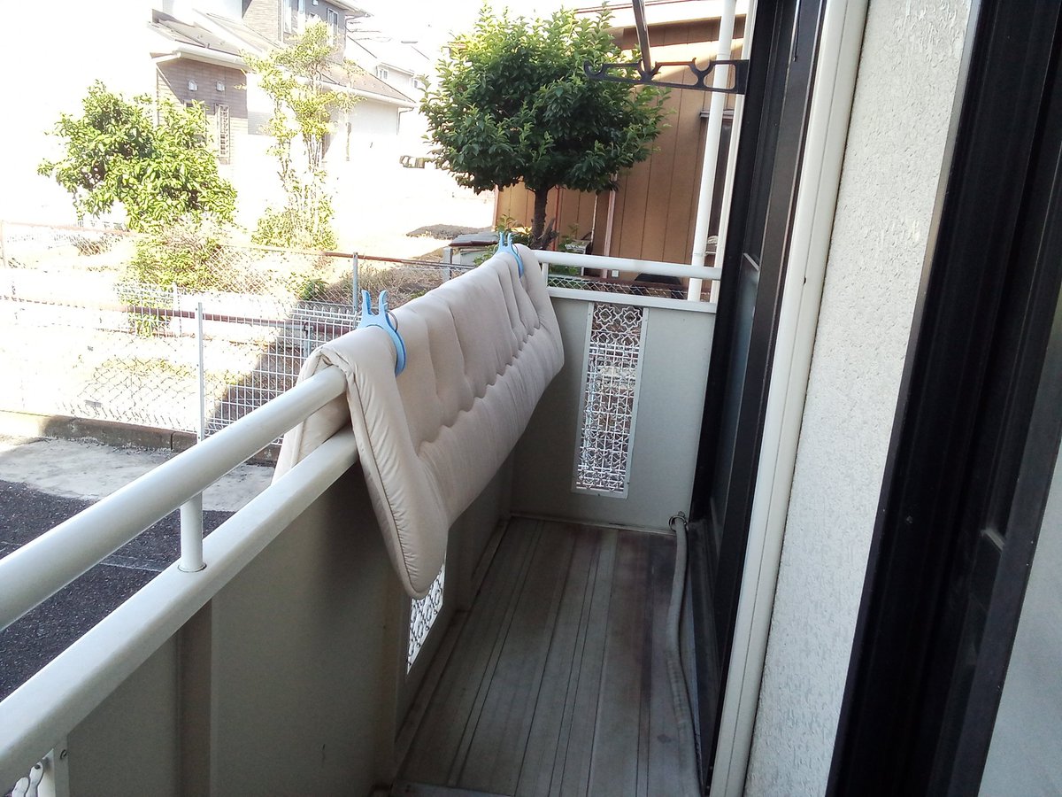 techan2016's tweet photo. ６月に突入しました😄
本日は衣替えの日。
天気がいい☀️ので朝から洗濯。
布団も干しています。
明日からは台風の影響がありますので今日やらないとね😁

＼横浜優勝／の翌日は気持ちがいい😁

Have  a  nice  day  👍 https://t.co/zrc51O9HBc