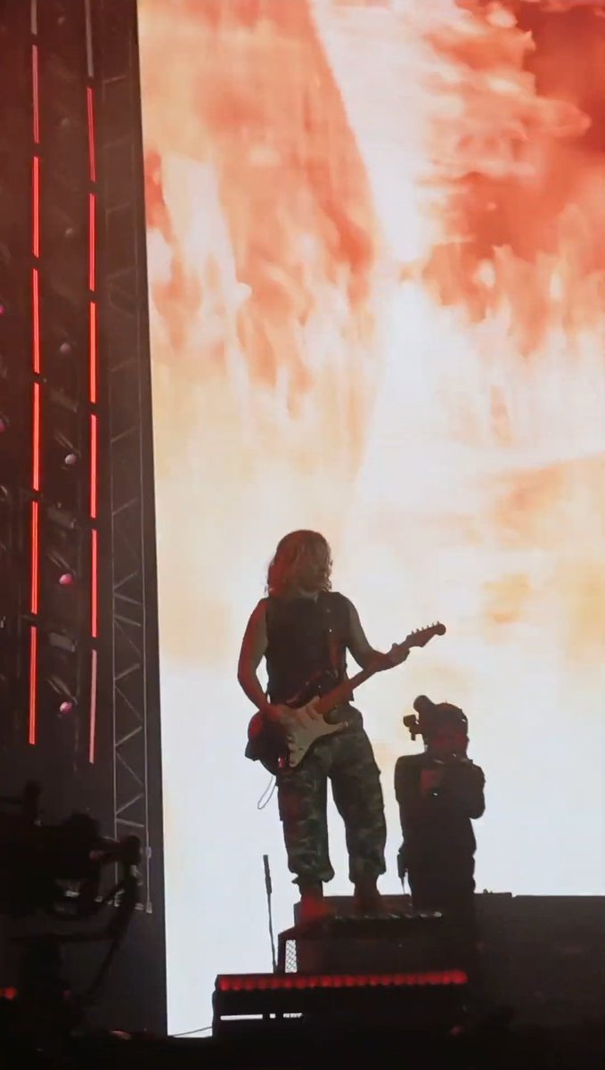 Jobaiocco's tweet photo. Pensar que hace exactamente un año los tenía literalmente ADELANTE MÍO y ahora estoy así. Todo es tristeza y dolor 
@AIRBAGoficial portence bien porfa 🫠 https://t.co/OG8a3QP0bh