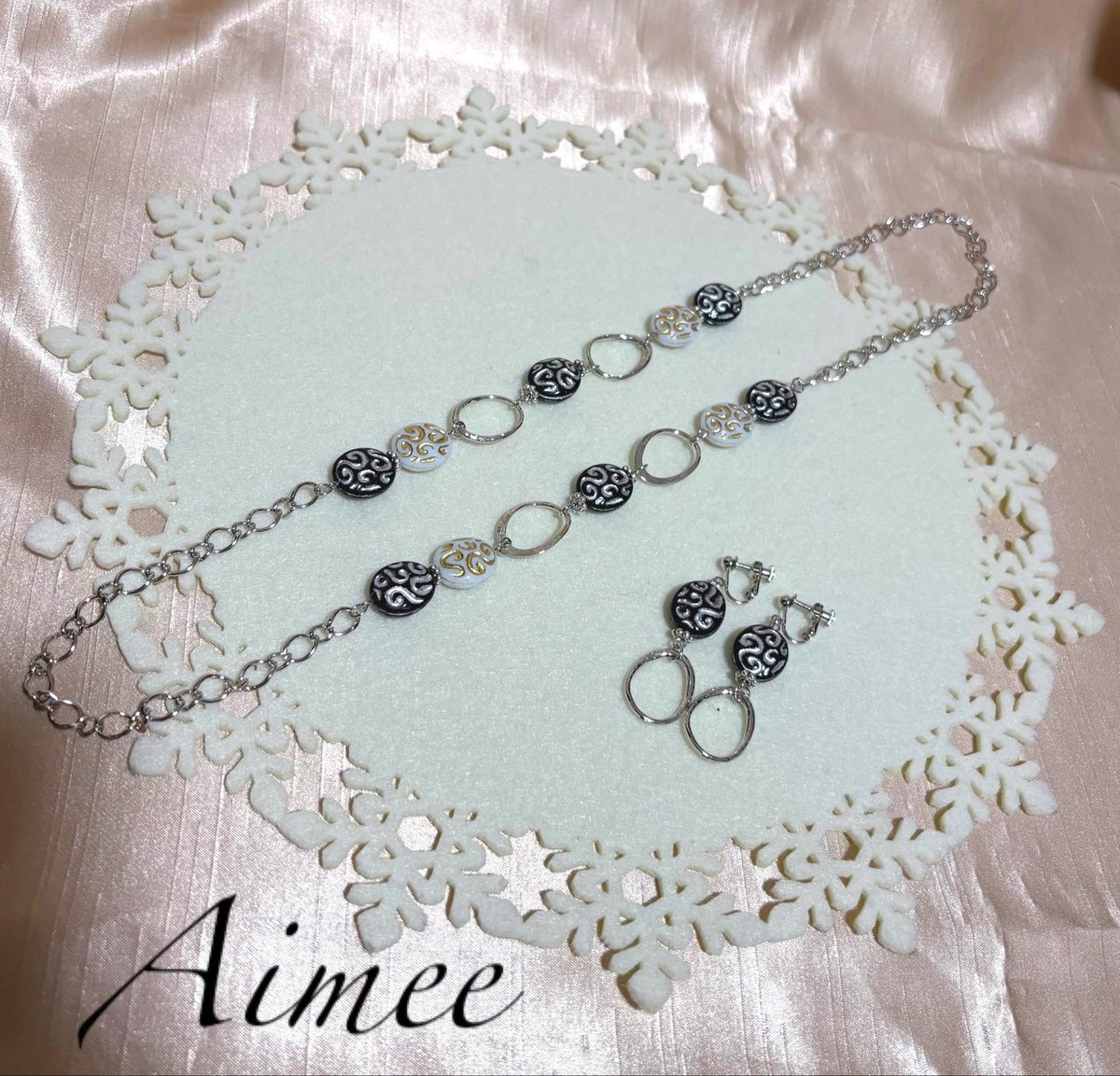 AccessoryAimee's tweet photo. Aimee期間限定ショップ
本日10日目！
あと残り2日間となりました😭29日から昨日31日まで2000円以上お買い上げの方、5階で大抽選会行われておりましたがハズレが無く良い品ばかりで皆さんウキウキで帰られておりました。JRAさん太っ腹！
画像のどんぐりピアス残り1点となりました！ https://t.co/JrIv3ZbZE7